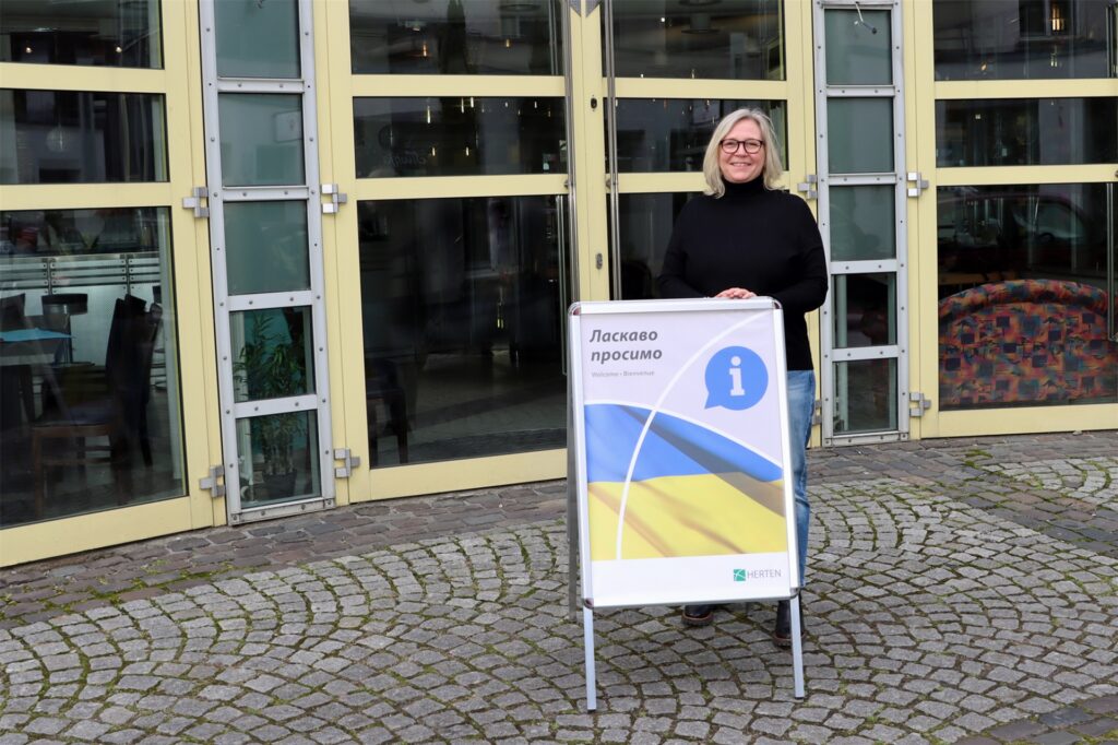 Inzwischen sind auch die ersten neuen Hinweisschilder in deutscher, englischer, ukrainischer und russischer Sprache am Glashaus eingetroffen. Katja Gaul gehört zum Empfangsteam im neuen Info-Point Ukraine. Inzwischen sind auch die ersten neuen Hinweisschilder in deutscher, englischer, ukrainischer und russischer Sprache am Glashaus eingetroffen. Katja Gaul gehört zum Empfangsteam im neuen Info-Point Ukraine.