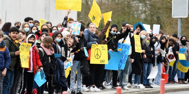 Die Schulgemeinde der Rosa-Parks-Schule setzt mit einer Menschenkette an der Fritz-Erler-Straße ein Zeichen für den Frieden.