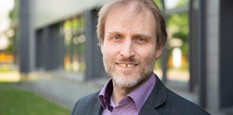 Luka Cicin-Sain arbeitet am Helmholtz-Zentrum für Infektionsforschung zum Coronavirus. Sein achtköpfiges Team forscht an der antiviralen Aktivität von Antikörpern, Ansätzen zu Impfstoffen gegen Covid-19 und befasst sich mit Virusgenetik und Evolution. Zudem ist er der stellvertretende Leiter des Arbeitskreises „Impfstoffe“ bei der Deutschen Gesellschaft für Immunologie.