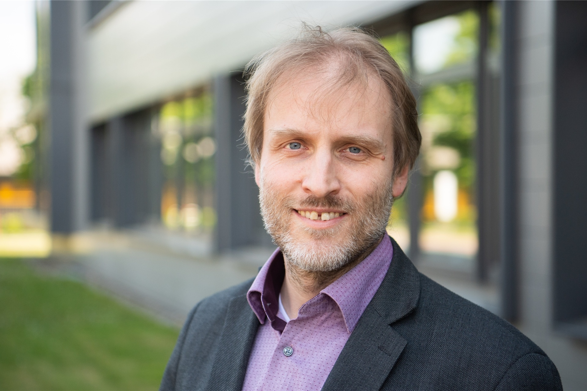 Luka Cicin-Sain arbeitet am Helmholtz-Zentrum für Infektionsforschung zum Coronavirus. Sein achtköpfiges Team forscht an der antiviralen Aktivität von Antikörpern, Ansätzen zu Impfstoffen gegen Covid-19 und befasst sich mit Virusgenetik und Evolution. Zudem ist er der stellvertretende Leiter des Arbeitskreises „Impfstoffe“ bei der Deutschen Gesellschaft für Immunologie.