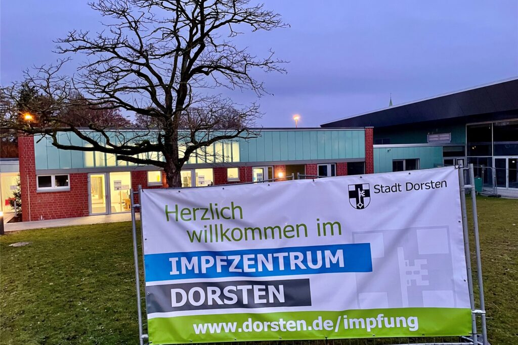 Ein Plakat weist auf das Dorstener Impfzentrum hin.