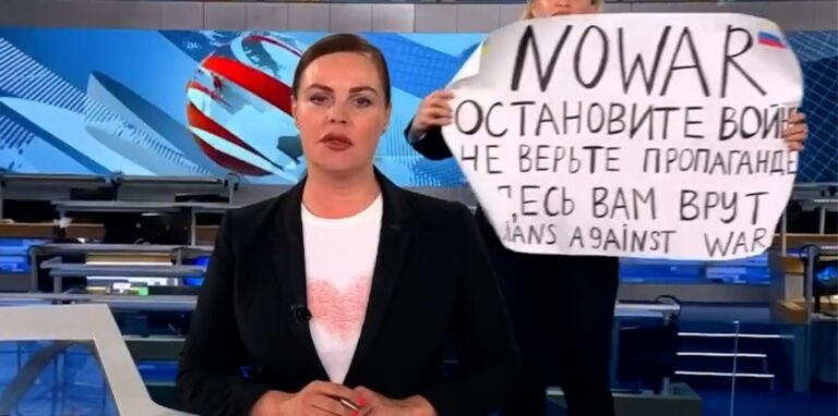 Marina Ovsyannikova hat mit ihrer Protestaktion im russischen Fernsehen für eine Unterbrechung der Hauptnachrichtensendung gesorgt