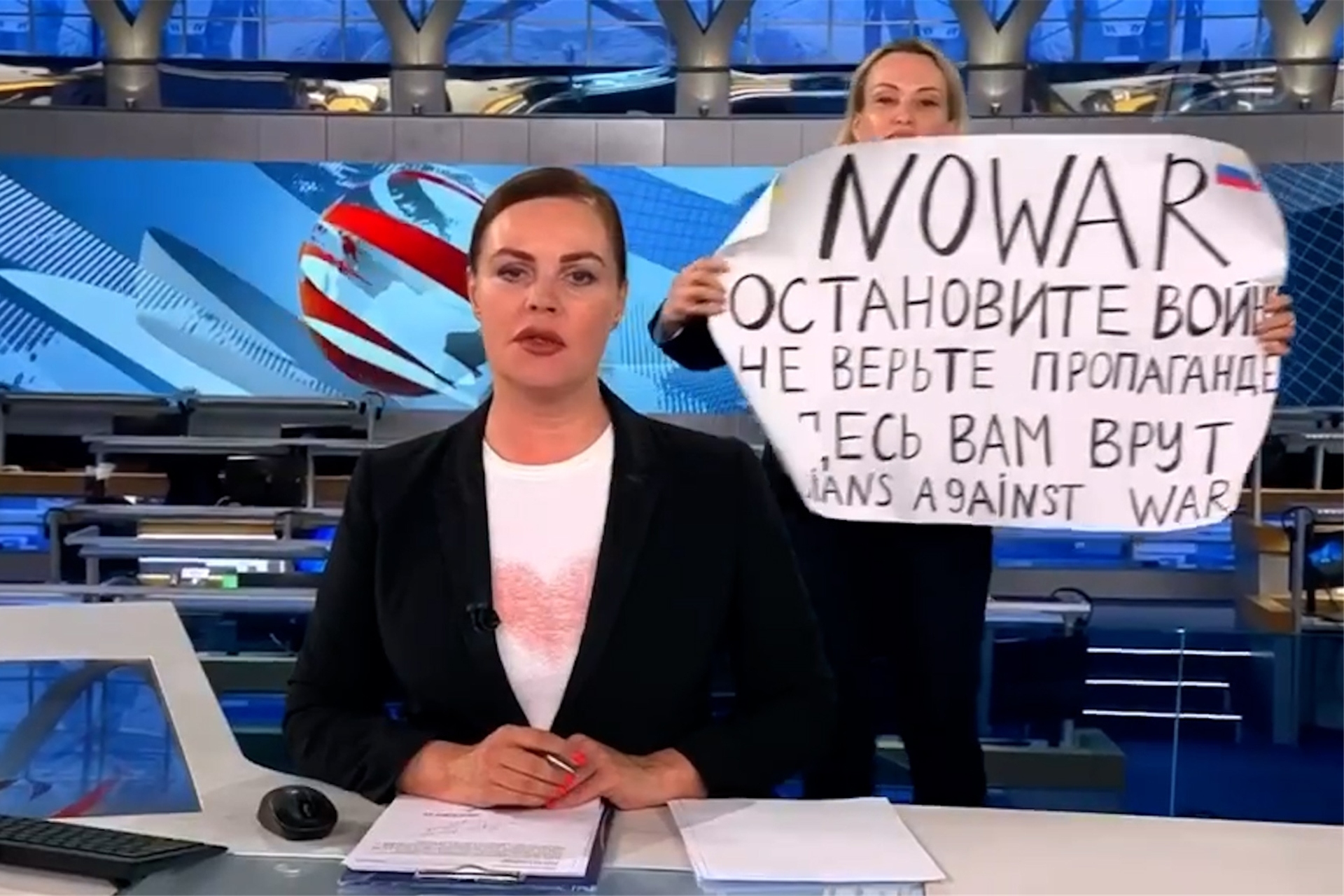 Marina Ovsyannikova hat mit ihrer Protestaktion im russischen Fernsehen für eine Unterbrechung der Hauptnachrichtensendung gesorgt