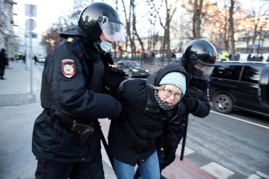 Die Polizei nimmt eine Demonstrantin während einer Aktion gegen Russlands Invasion in die Ukraine fest. Die Polizei nimmt eine Demonstrantin während einer Aktion gegen Russlands Invasion in die Ukraine fest.