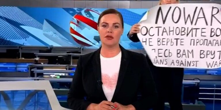 In Russland ist es Medien verboten, den russischen Einmarsch in die Ukraine als «Krieg» oder «Invasion» zu benennen – eine Frau tat in einer Nachrichtensendung genau das.