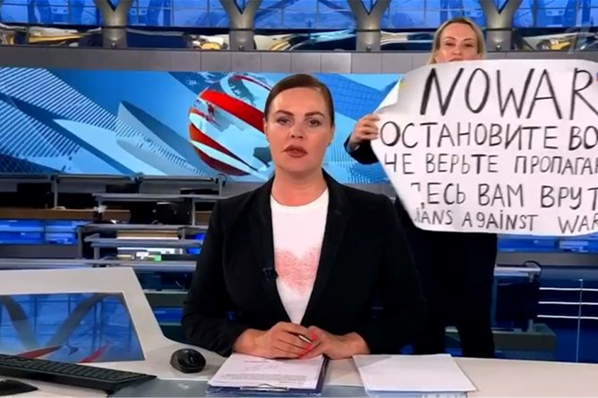 In Russland ist es Medien verboten, den russischen Einmarsch in die Ukraine als «Krieg» oder «Invasion» zu benennen – eine Frau tat in einer Nachrichtensendung genau das.