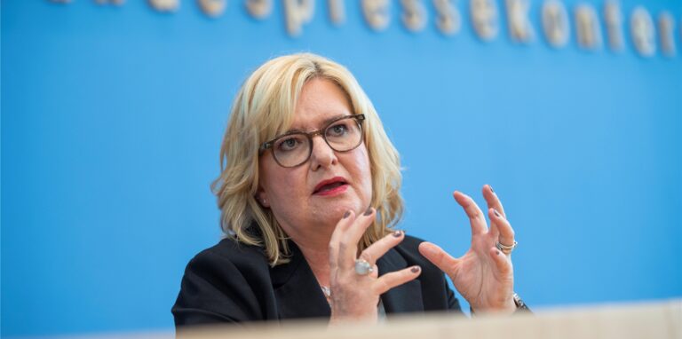Eva Högl (SPD), Wehrbeauftragte des Bundestages, zeigt auf, wie es um die Bundeswehr steht.