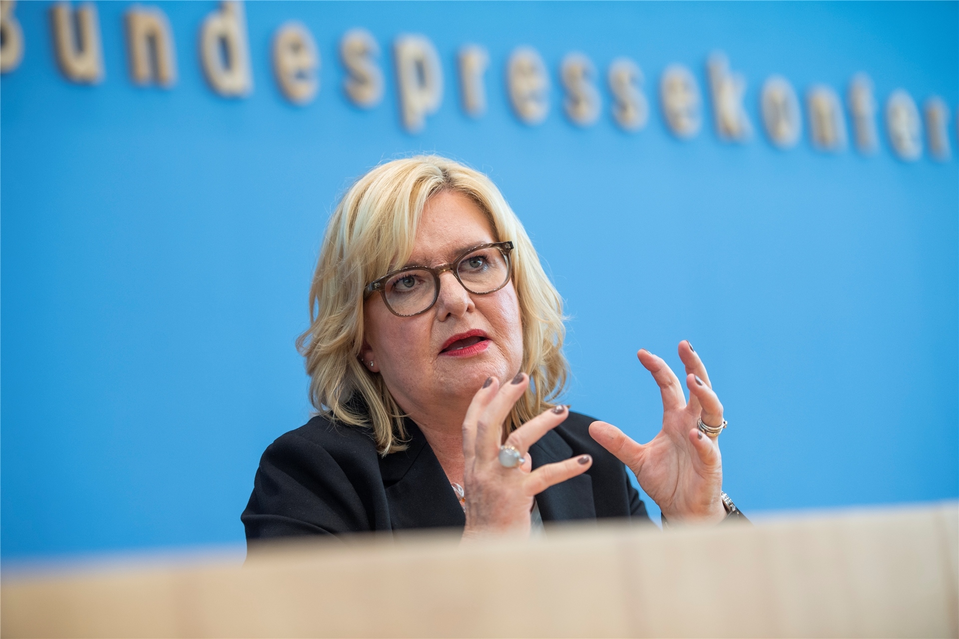 Eva Högl (SPD), Wehrbeauftragte des Bundestages, zeigt auf, wie es um die Bundeswehr steht.
