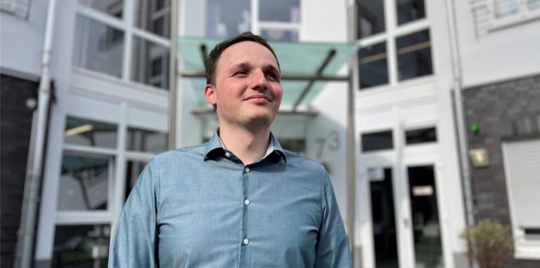 Alexander Boulbos von der Geros Altenpflege hat die Impfpflicht Verwaltungsarbeit beschert, aber auch die Impfbereitschaft befördert.