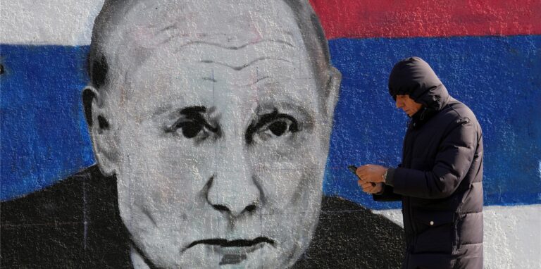 Moskaus Staatsfernsehen sendet Botschaften des Widerstands, drei Nato-Regierungschefs tagen plötzlich in Kiew, und russische Rapper schießen quer.
Das alles passt Wladimir Putin nicht.