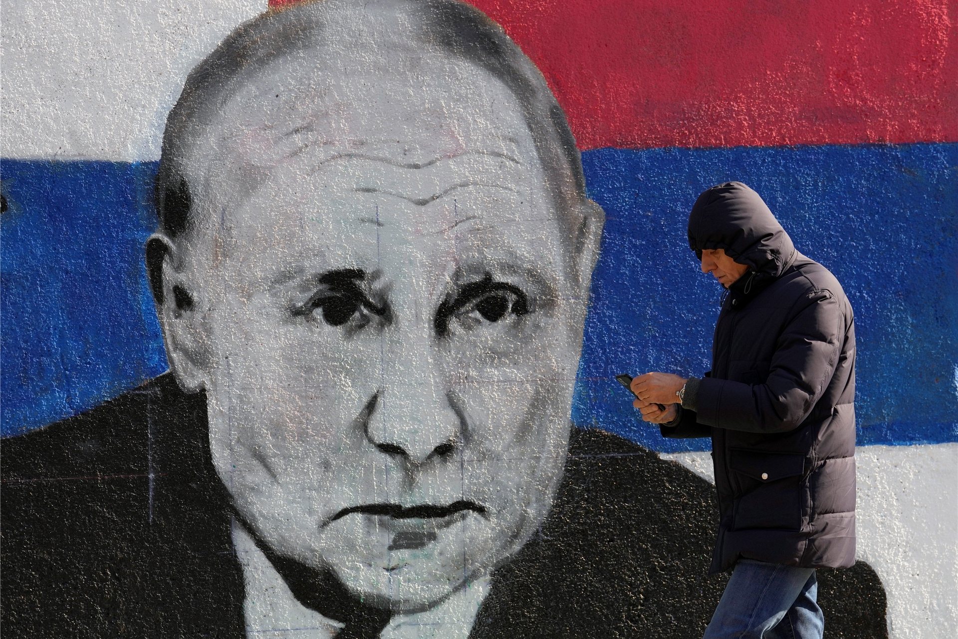 Moskaus Staatsfernsehen sendet Botschaften des Widerstands, drei Nato-Regierungschefs tagen plötzlich in Kiew, und russische Rapper schießen quer.
Das alles passt Wladimir Putin nicht.