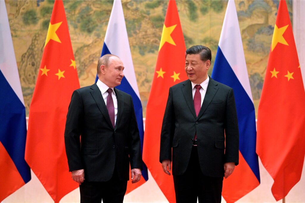 Der chinesische Präsident Xi Jinping (r) und der russische Präsident Wladimir Putin vor ihren Gesprächen. Der chinesische Präsident Xi Jinping (r) und der russische Präsident Wladimir Putin vor ihren Gesprächen.