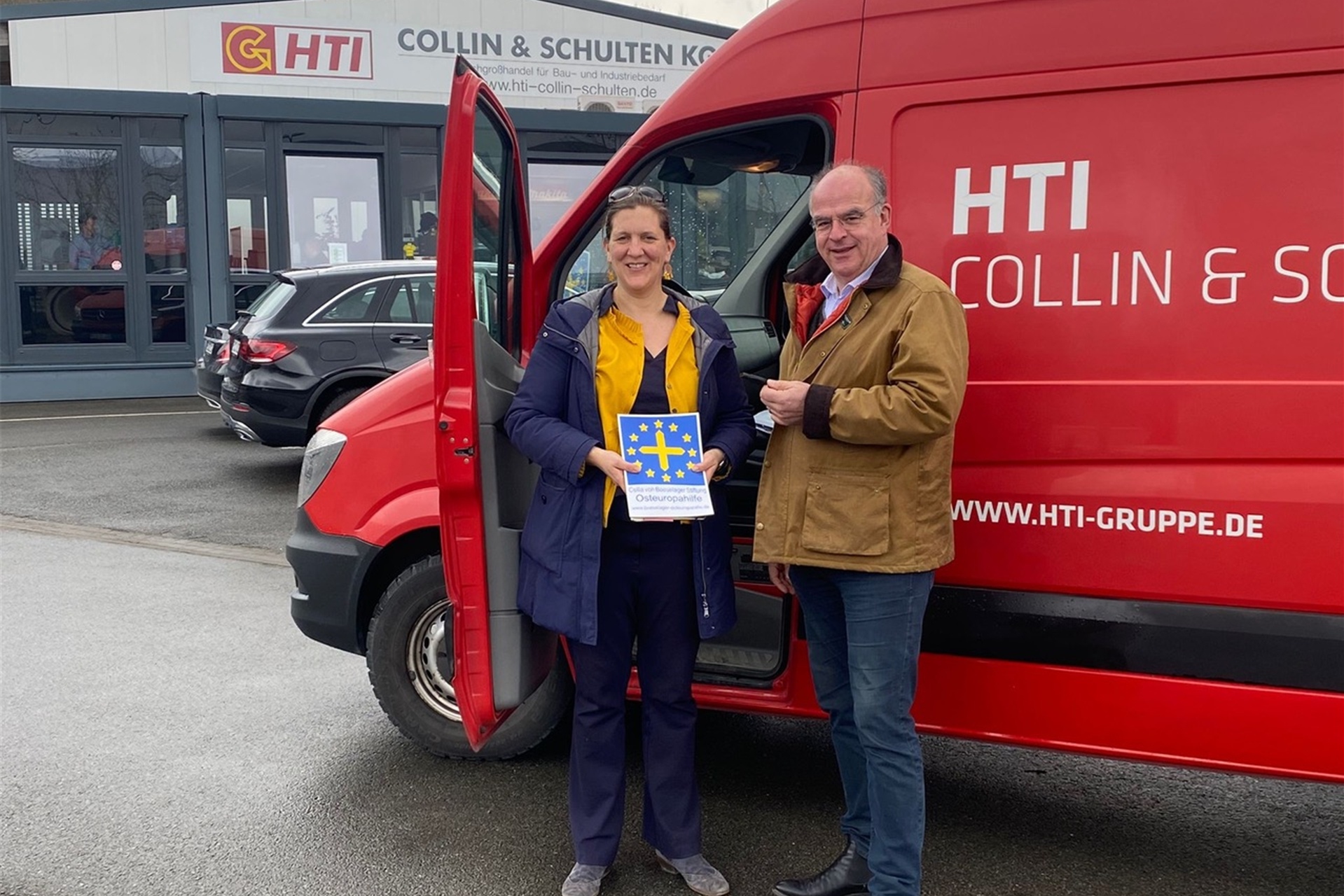 Hubertus von Wedel, Geschäftsführender Gesellschafter der HTI Collin & Schulten KG, übergab das Fahrzeug an die stellv. Vorsitzende der Csilla von Boeselager Stiftung Osteuropahilfe, Ildiko von Kettler-Boeselager.
