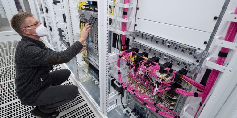 Ein Techniker arbeitet an den Servern im 5G-Standort.