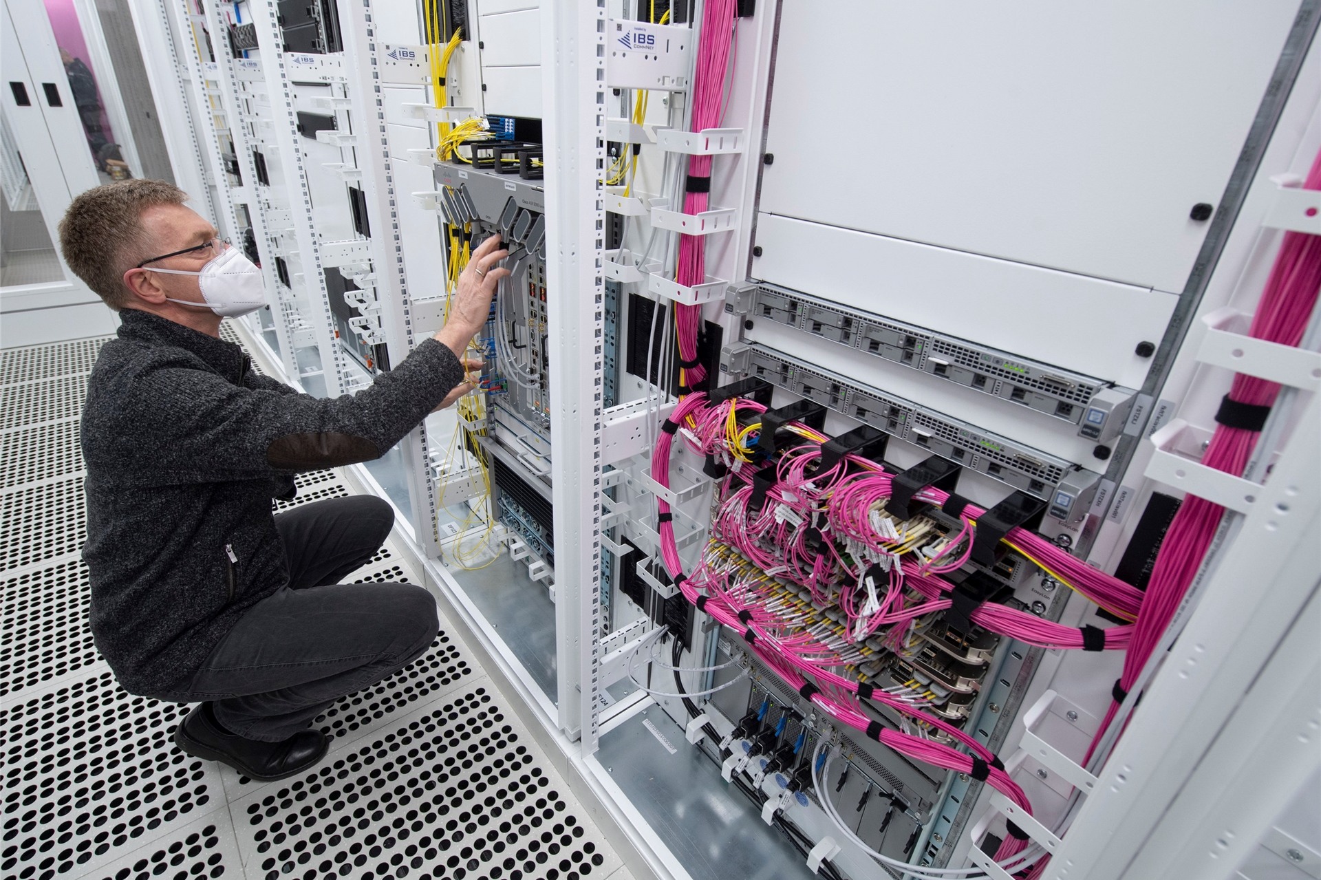 Ein Techniker arbeitet an den Servern im 5G-Standort.