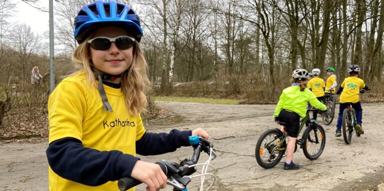 Mit ihren neuen Trikots und den Radler-Brillen sind Katharina (9) und ihre Freunde bereit für die Schulmeisterschaft. Die „Stimberg-Flöhe“ treten im Juni mit ihren Mountainbikes in Herten an.