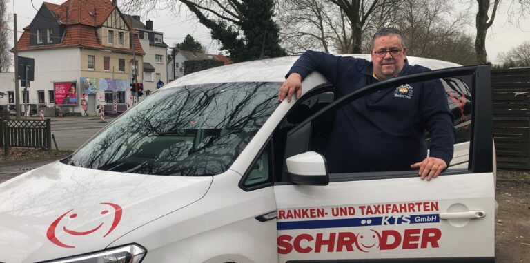 Jens Schröder und sein Betrieb für Kranken- und Taxifahrten leiden unter den hohen Spritpreisen: „Jeder Kilometer wird zweimal umgedreht.“