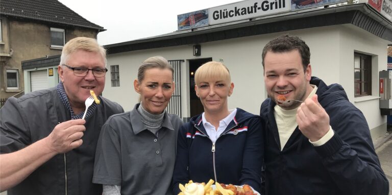 Eric Jäger, Sandra Manganelli, Sandra Kalläne und Patrick Schürhoff vor dem Glückauf-Grill in Dorsten Hervest