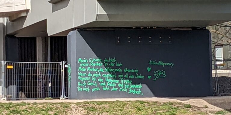 Ein Pfeiler der Hochstadenbrücke ist bereits kurz nach dem Neuanstrich von Unbekannten verunstaltet worden.