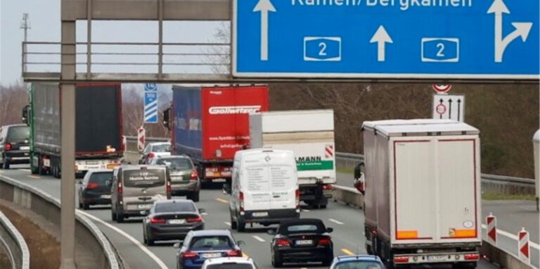 Am Autobahnkreuz Dortmund-Nordost blockierten drei Lkw die A2 – der dadurch entstandene Stau reichte bis nach Mengede.