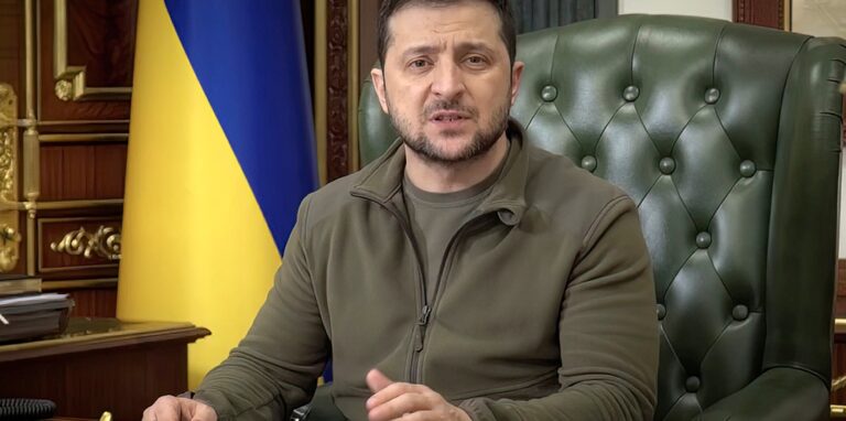 Der ukrainische Präsident Wolodymyr Selenskyj spricht in einer Videobotschaft. (Archivbild)