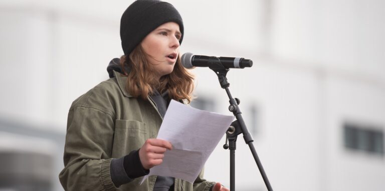 Die Aktivistin Luisa Neubauer spricht auf einer Demonstration gegen den Ukraine-Krieg auf dem Spielbudenplatz in Hamburg.