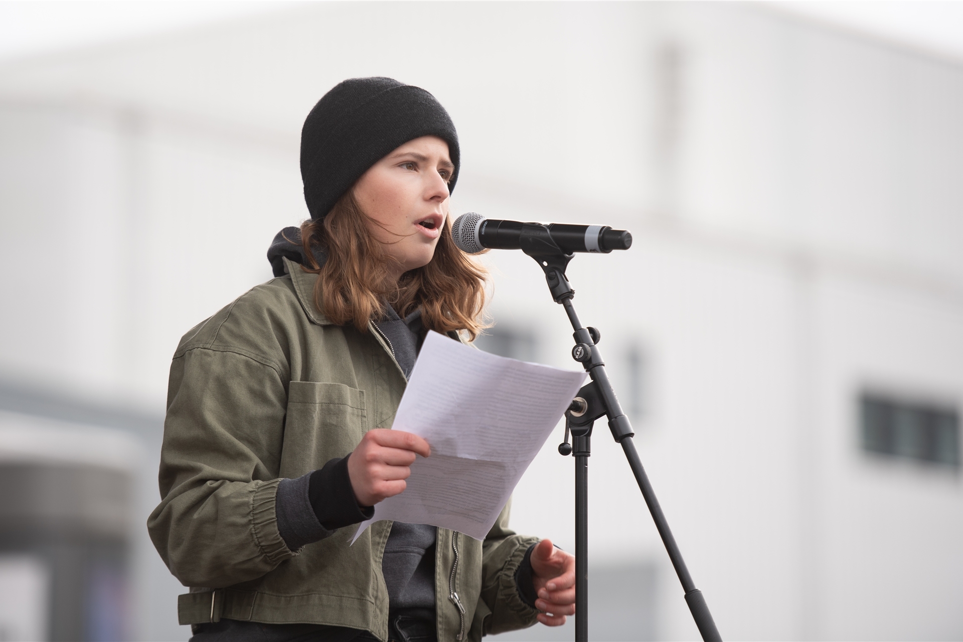 Die Aktivistin Luisa Neubauer spricht auf einer Demonstration gegen den Ukraine-Krieg auf dem Spielbudenplatz in Hamburg.