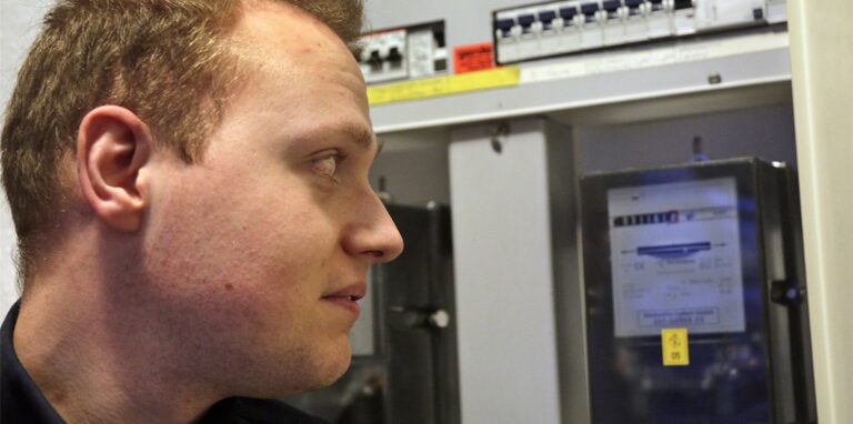 Banger Blick auf den Stromzähler: Seit Janaur zahlt Frederic Feldmann in der Grundversorgung der Stadtwerke mehr für den Strom als vorher.