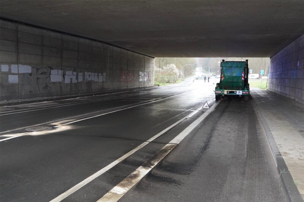 Ein Defekt an einem Lastwagen sorgte für ein kleines Öl-Drama am Westring: Die Feuerwehr verhinderte, dass Öl in die Kanalisation gelangt. Die Straße war stundenlang gesperrt. Ein Defekt an einem Lastwagen sorgte für ein kleines Öl-Drama am Westring: Die Feuerwehr verhinderte, dass Öl in die Kanalisation gelangt. Die Straße war stundenlang gesperrt.
