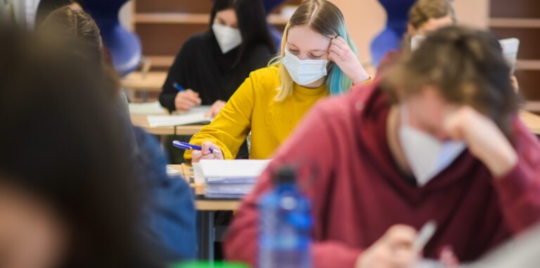 NRW-Ministerpräsident Hendrik Wüst hat sich zur Maskenpflicht an Schulen geäußert.