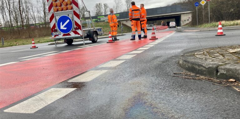 Mitarbeiter des EUV und ein Fachbetrieb kümmerten sich am späten Vormittag um die Beseitigung der Ölspur am Westring. Auch auf diesem Foto erkennt man die Ölschwaden, die durch einen Lastwagen-Defekt hier entstanden sind.