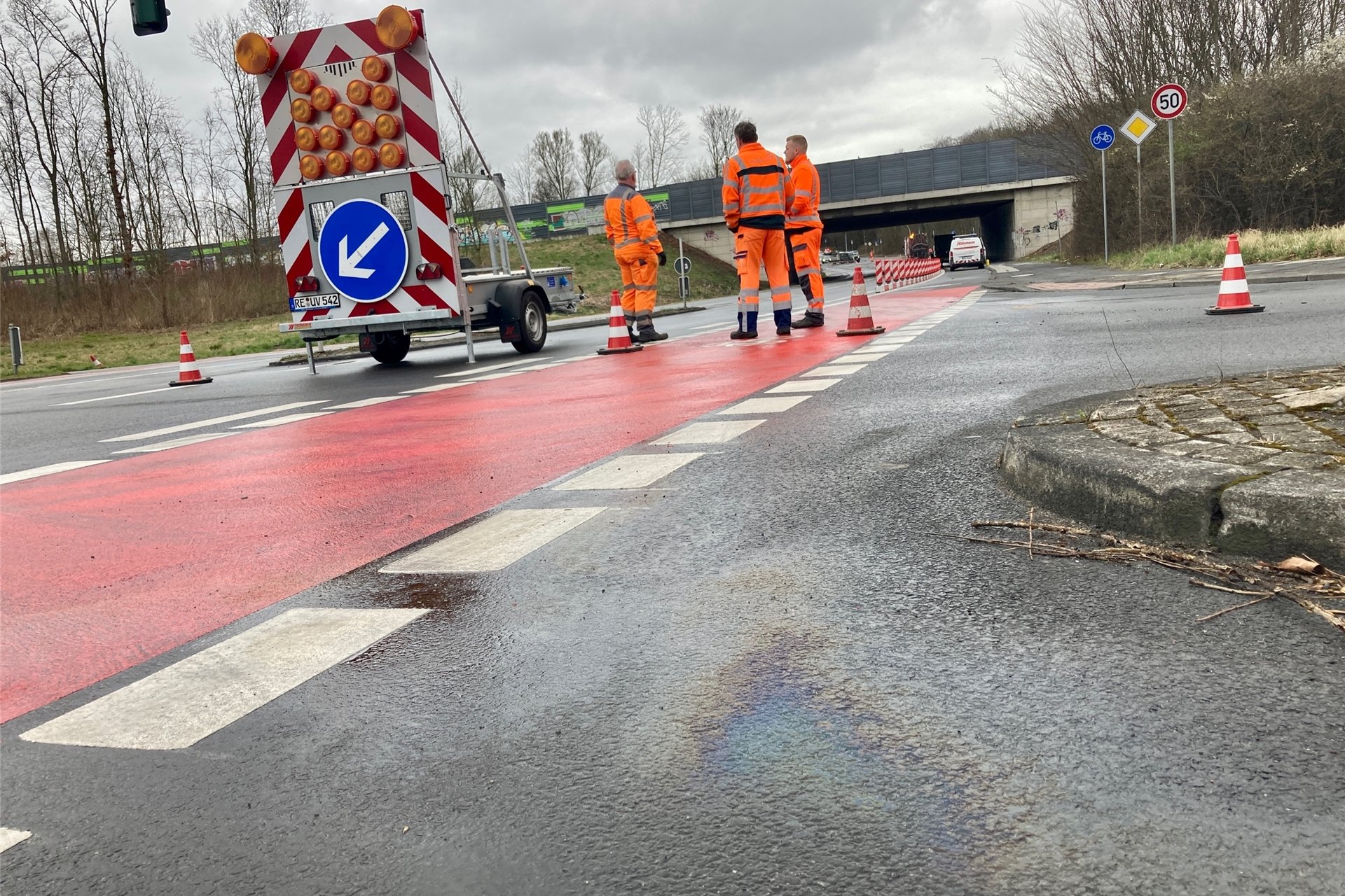 Mitarbeiter des EUV und ein Fachbetrieb kümmerten sich am späten Vormittag um die Beseitigung der Ölspur am Westring. Auch auf diesem Foto erkennt man die Ölschwaden, die durch einen Lastwagen-Defekt hier entstanden sind.