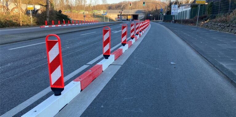 Rot-weiß lackiert und mit Reflektoren ausgestattet: Das sind die neuen Schutzbarrieren, die ab jetzt Radfahrer auf dem Westring schützen sollen.