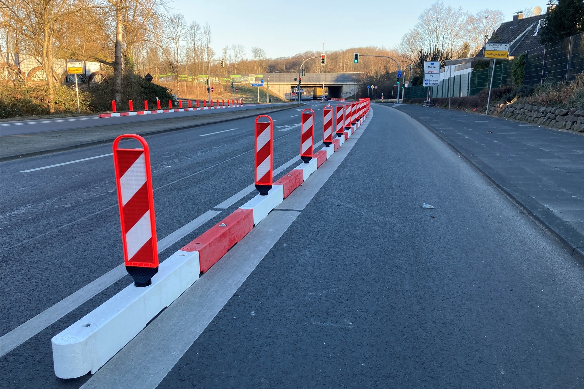 Rot-weiß lackiert und mit Reflektoren ausgestattet: Das sind die neuen Schutzbarrieren, die ab jetzt Radfahrer auf dem Westring schützen sollen.