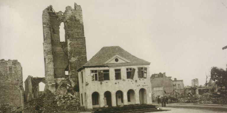 Das Bild zeigt, wie stark die Innenstadt zerstört war.