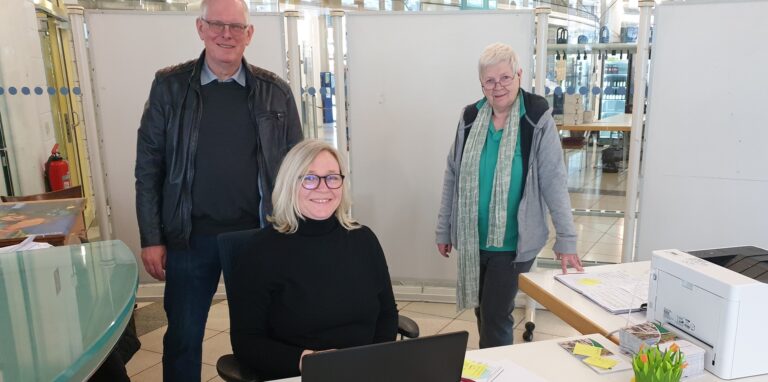 Die städtische Mitarbeiterin Katja Gaul (m.) empfängt die ukrainischen Flüchtlinge im neuen Info-Point im Glashaus-Bistro. Cay Süberkrüb steht ihr als Ehrenamtler und Renate Nöbe als erfahrene Fachfrau vom Flüchtlingsrat zur Seite.