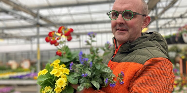 So bunt ist der Frühling: Gärtnermeister Ulf Drippe mit einigen Pflanzen, mit denen man sich jetzt gute Stimmung und Farbe in den Garten oder auf den Balkon holen kann.