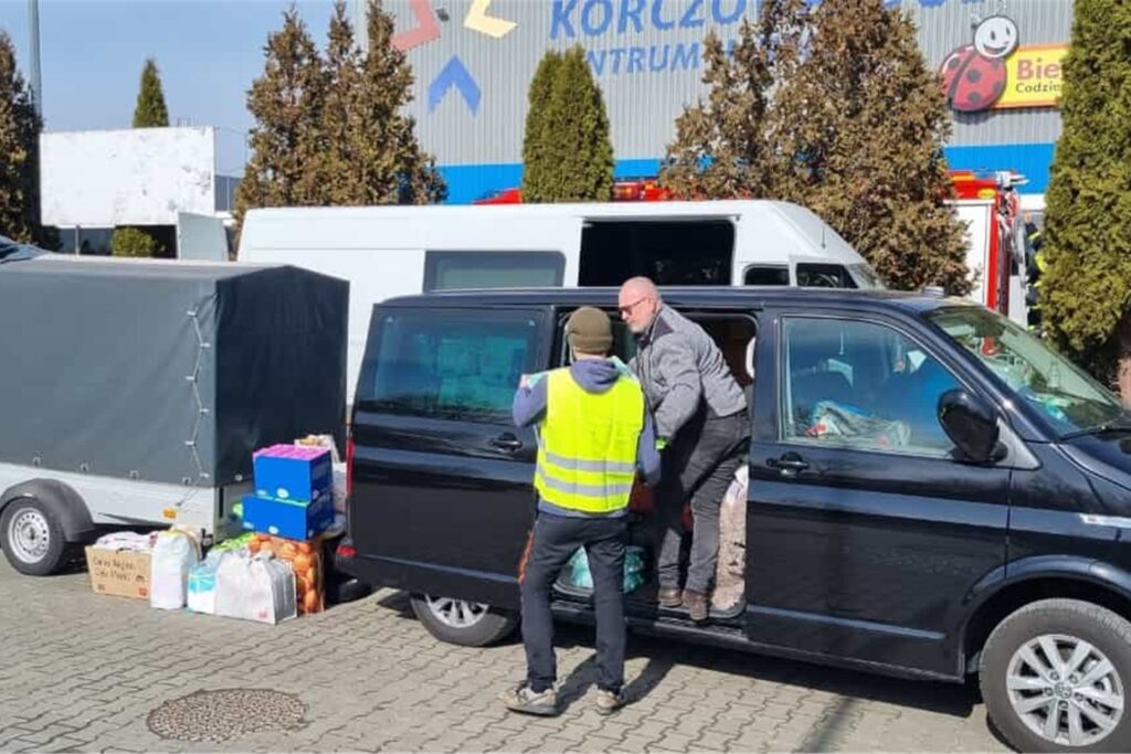 Einige Hilfsgüter aus Herten werden in der Ukraine dringend benötigt und daher im polnischen Korczowa sofort für den Weitertransport umgeladen. Einige Hilfsgüter aus Herten werden in der Ukraine dringend benötigt und daher im polnischen Korczowa sofort für den Weitertransport umgeladen.