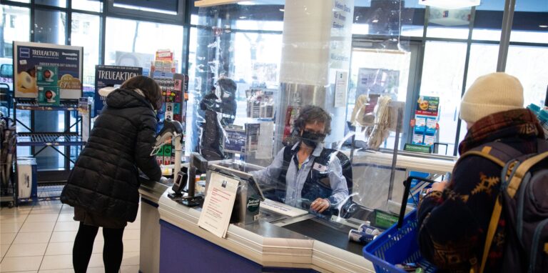 Aldi erhöht die Preise von rund 400 Artikeln – die Preissteigerungen können dabei unterschiedlich ausfallen.