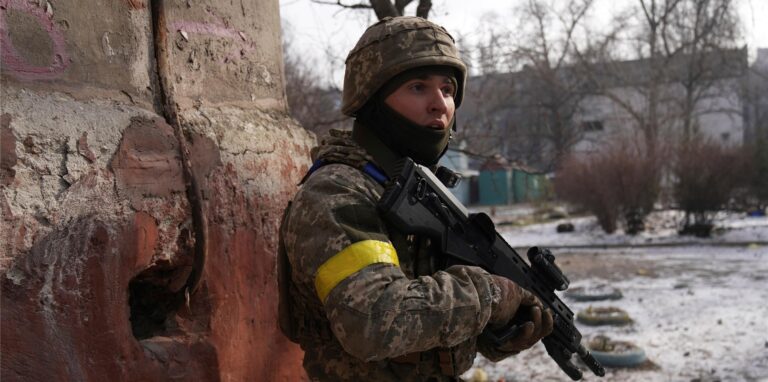 Ein ukrainischer Soldat bewacht seine Stellung in Mariupol.