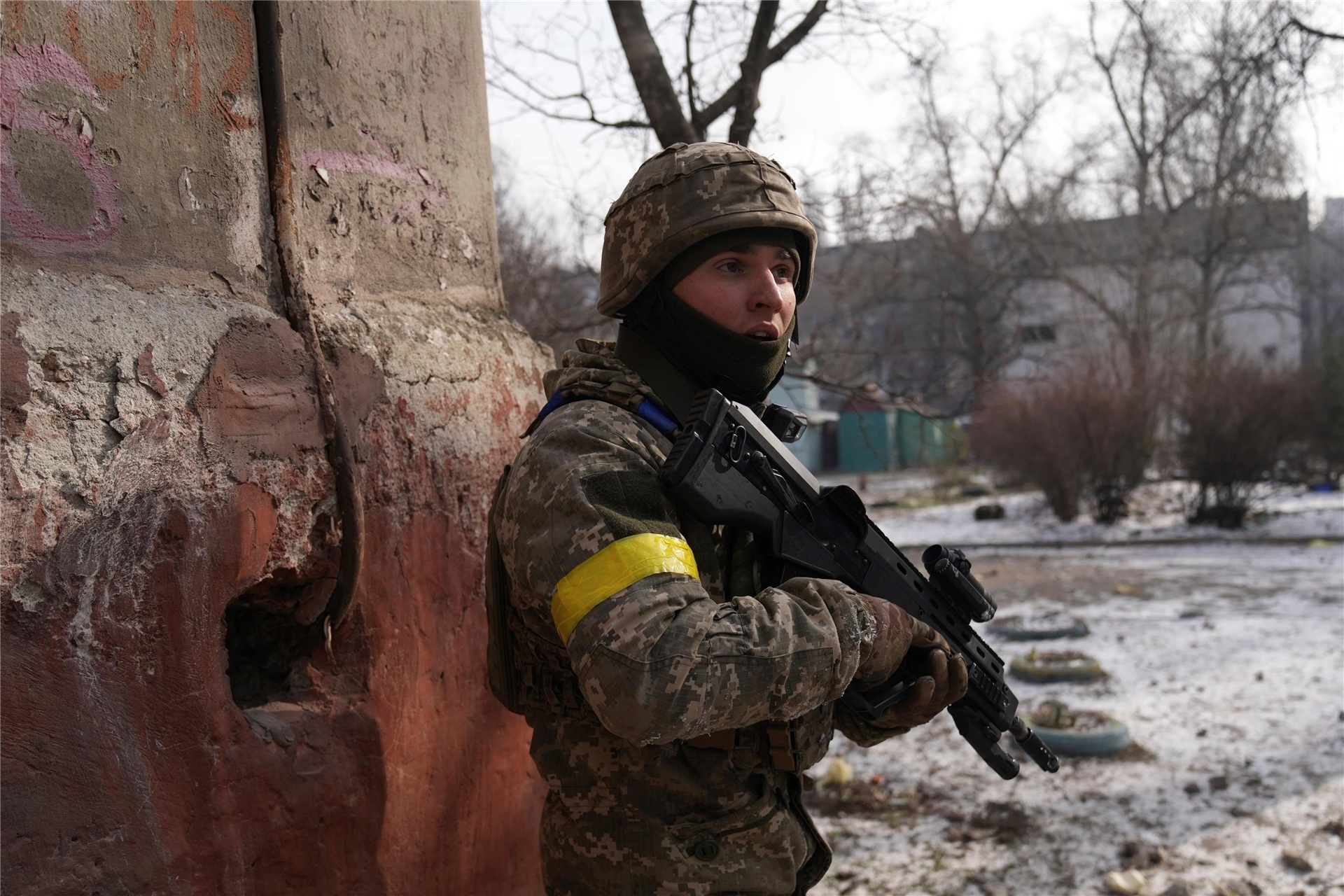 Ein ukrainischer Soldat bewacht seine Stellung in Mariupol.