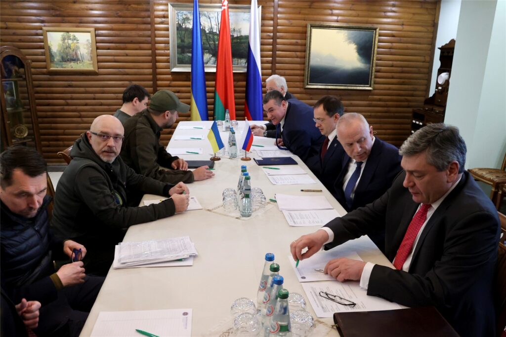 Das von der belarussischen Staatsagentur BelTA verbreitete und von AP zur Verfügung gestellte Bild zeigt Mykola Totschyzkyj (l), stellvertretender Außenminister der Ukraine, Oleksij Resnikow (2.v.l), Verteidigungsminister der Ukraine, David Arachamija (3.v.l), Fraktionsvorsitzende der ukrainischen Diener des Volkes, Mychajlo Podoljak (4.v.l), Präsidentenberater, Boris Gryslow (5.v.r), Botschafter von Russland in Belarus, Leonid Slutsky (4.v.r), Vorsitzender des Ausschusses für internationale Ang Das von der belarussischen Staatsagentur BelTA verbreitete und von AP zur Verfügung gestellte Bild zeigt Mykola Totschyzkyj (l), stellvertretender Außenminister der Ukraine, Oleksij Resnikow (2.v.l), Verteidigungsminister der Ukraine, David Arachamija (3.v.l), Fraktionsvorsitzende der ukrainischen Diener des Volkes, Mychajlo Podoljak (4.v.l), Präsidentenberater, Boris Gryslow (5.v.r), Botschafter von Russland in Belarus, Leonid Slutsky (4.v.r), Vorsitzender des Ausschusses für internationale Ang