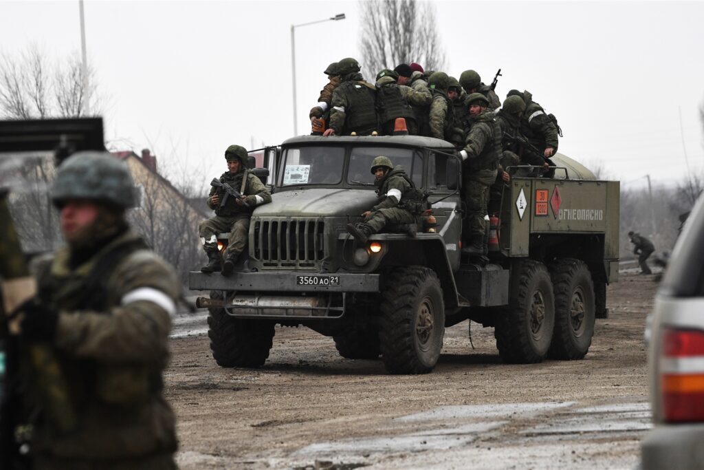 Das von der staatlichen russischen Nachrichtenagentur Sputnik veröffentlichte Bild zeigt russische Soldaten die in der Stadt im Norden der Krim auf einem Militärlastwagen sitzen. Das von der staatlichen russischen Nachrichtenagentur Sputnik veröffentlichte Bild zeigt russische Soldaten die in der Stadt im Norden der Krim auf einem Militärlastwagen sitzen.