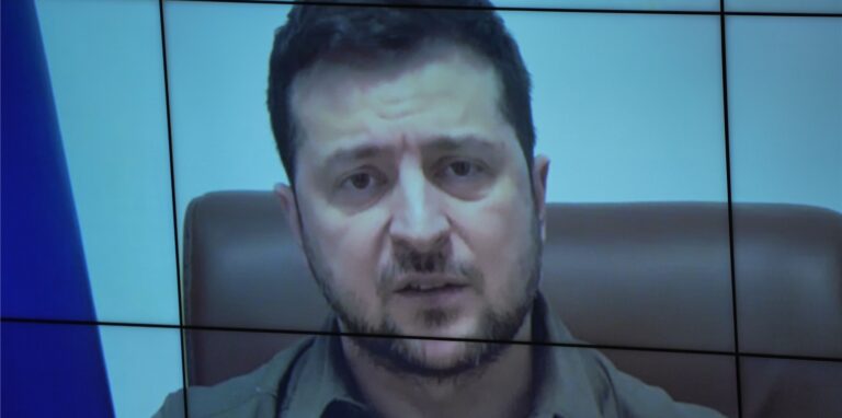 Der ukrainische Präsident Wolodymyr Selenskyj spricht auf einer Videoleinwand im Bundestag.
