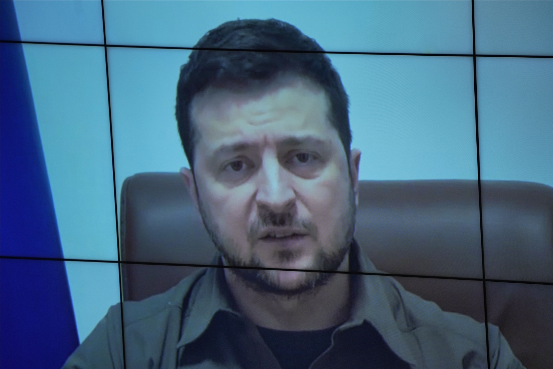 Der ukrainische Präsident Wolodymyr Selenskyj spricht auf einer Videoleinwand im Bundestag.