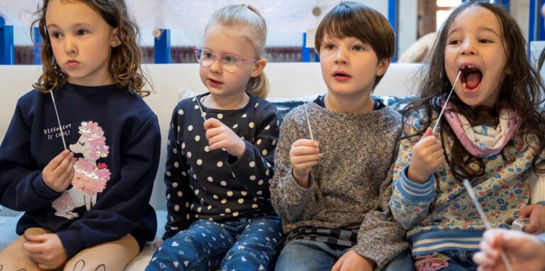 Die Kinder in einer Kindertagesstätte machen eine Corona-Pooltestung (Lollitest)