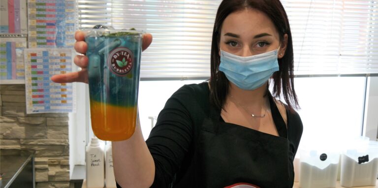 Bubble Tea gibt es in vielen Farben und Geschmacksrichtungen: Hier präsentiert Nadja Bolz einen Blue Ocean Maracuja. Die Größen und Preise reichen von 0,5 bis 0,7 Liter und 4,60 bis 5,10 Euro.