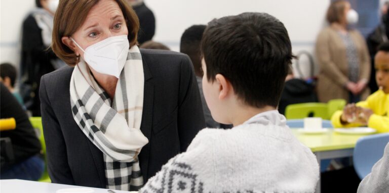 Die Maskenpflicht in den Schulen in Nordrhein-Westfalen endet zum 2. April. Das teilte Schul- und Bildungsministerin Yvonne Gebauer (FDP) am Freitag mit.