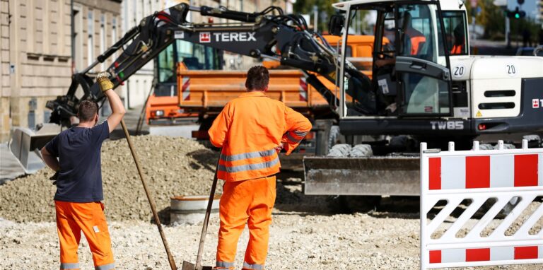 Die Anlieger-Beiträge für den Straßenausbau (nicht den Neubau) sollen künftig entfallen, beziehungsweise vom Land komplett übernommen werden.