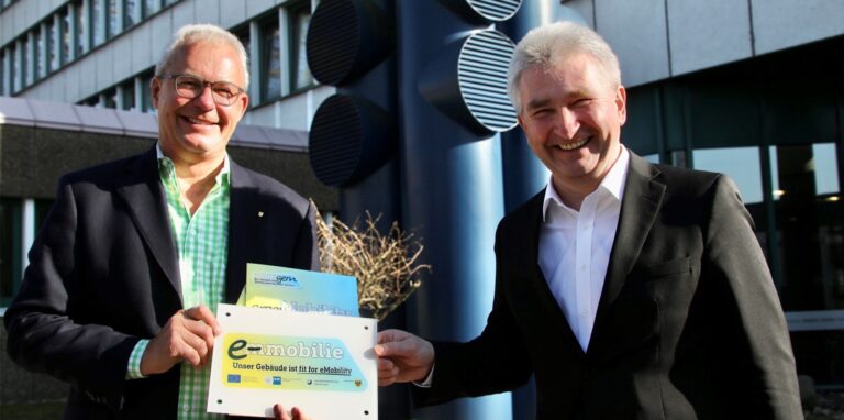 Als Chef eines Handwerksunternehmens setzt Uwe Walter (l.) aus Schüren auf Elektromobilität. Er freut sich über ein Zertifikat, das NRW-Minister Andreas Pinkwart (r.) ihm und sechs weiteren Dortmunder Betrieben überreichte.